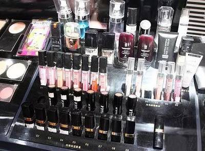 復(fù)旦大三男生賣化妝品,稱預(yù)計(jì)年賺1億
